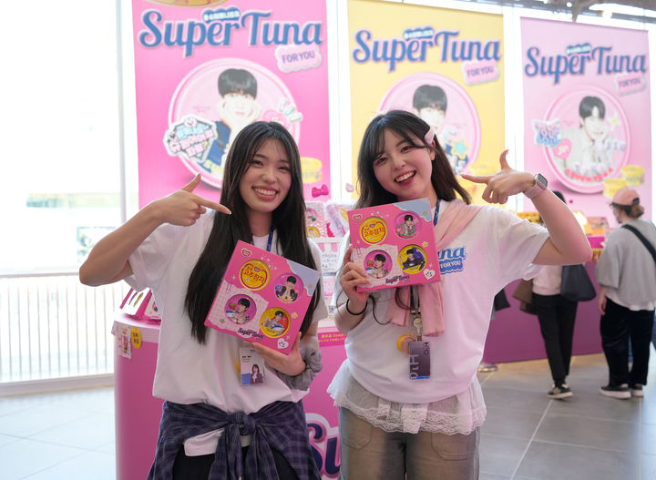 19일 일본 도쿄 하라주쿠 하라카도에서 열린 '동원참치' 팝업스토어에서 동원F&B 직원들이 행사 제품을 소개하고 있다. (사진=동원F&B 제공) *재판매 및 DB 금지