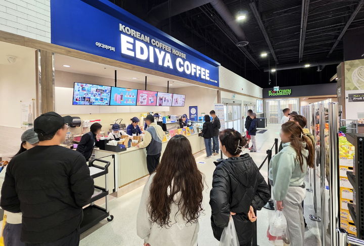 [서울=뉴시스] 이디야커피가 18일 캐나다 토론토 손힐(Thornhill) 지역 갤러리아 슈퍼마켓 K-Town(케이 타운)점 내에 캐나다 1호점을 오픈했다.(사진=이디야커피) *재판매 및 DB 금지