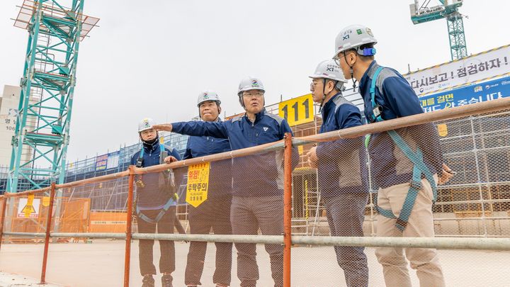 [서울=뉴시스] GS건설 김태진 사장(사진 가운데)이 아파트 건설현장을 방문해 안전점검하고 있다. (사진=GS건설 제공) 2026.04.20. photo@newsis.com *재판매 및 DB 금지