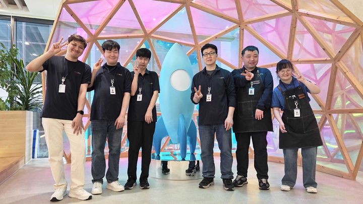 [서울=뉴시스] 쿠팡 선릉 오피스에서 사내 공용컵 수거 및 세척 직무를 담당하고 있는 장애인 직원들이 기념 촬영을 하고 있다. (사진=쿠팡 제공) 2026.04.20. photo@newsis.com *재판매 및 DB 금지