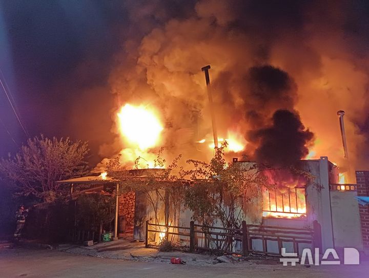 [포항=뉴시스] 안병철 기자 = 20일 오전 1시15분께 경북 포항시 북구 신광면 한 단독주택에서 화재가 발생했다.(사진=경북소방본부 제공) 2026.04.20. photo@newsis.com