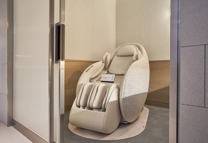 [서울=뉴시스] 세라젬은 대한항공과 손 잡고 인천국제공항 제2여객터미널 일등석 라운지와 프레스티지 서편 라운지에 있는 프리미엄 휴식 공간 '웰니스 룸에 척추 관리 의료기기 마스터 V 컬렉션 등 헬스케어 제품 13대를 설치했다고 20일 밝혔다. (사진=세라젬 제공) 2026.04,20. photo@newsis.com *재판매 및 DB 금지