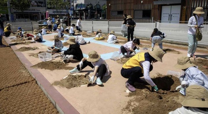 [서울=뉴시스] 지난해 6월 4일 '나도 고고학자 현장학습' 발굴 체험 모습 (사진=국가유산청 제공) 2026.04.20. photo@newsis.com *재판매 및 DB 금지
