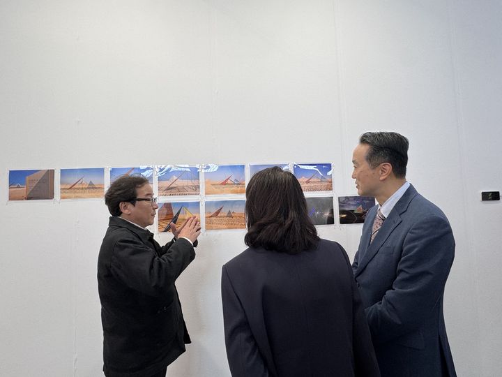 박종규 작가가 전시를 방문한 변철환 주독일 대한민국 대사관 본분관장에 작품을 설명하고 있다. *재판매 및 DB 금지