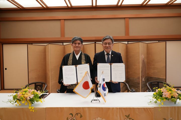 [서울=뉴시스] 지난 18일 일본에서 진행된 한·일 문화유산 학술교류 사업 추진을 위한 기부협약식에 참석한 허민 국가유산청장(오른쪽)과 고덕원 주지 사토 다카오 (사진=국가유산청 제공) 2026.04.20. photo@newsis.com *재판매 및 DB 금지