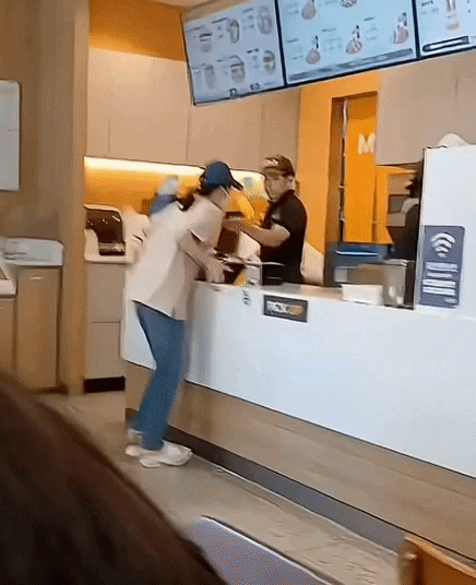 [서울=뉴시스] 지난해 10월 패스트푸드점 맘스터치에 방문한 A씨는 계산대를 뒤엎고 물건을 던지면서 난동을 부렸다. (영상=유튜브 캡처) *재판매 및 DB 금지