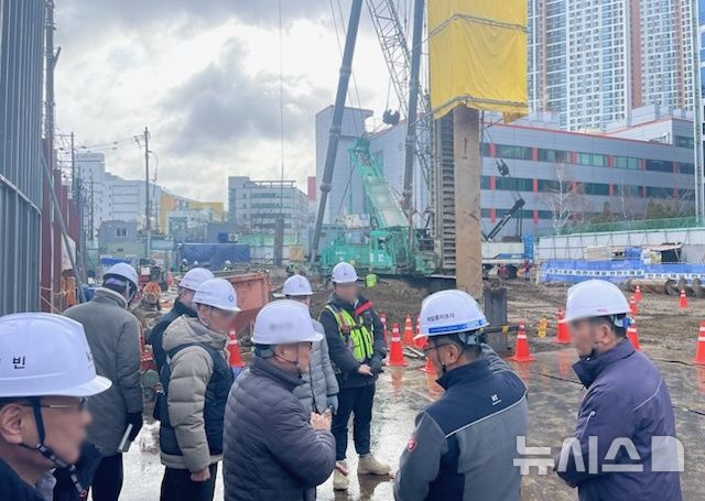 [안양=뉴시스] 안양시가 지난해 3월 한 공사현장에 대한 안점 점검을 하고 있다. (사진=안양시 제공).2026.04.20.photo@newsis.com