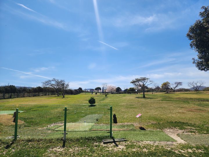 [제주=뉴시스] 지난달 1일부터 이뤄진 제주시 회천 파크골프장 전경. 휴장 기간 안전 펜스 보강, 코스 조정, 잔디 식재 등 시설 개선을 마치고 내달 1일 재개장한다. (사진=제주시 제공) 2026.04.20. photo@newsis.com *재판매 및 DB 금지