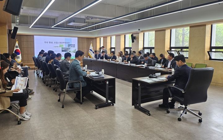 [안산=뉴시스] 허남석 안산시 부시장이 17일 안산시청 제1회의실에서 '3기 신도시 개발방향 및 대응전략 마련 협업TF 킥오프 회의'를 주재하고 있다. (사진=안산시 제공) 2026.04.20. photo@newsis.com *재판매 및 DB 금지