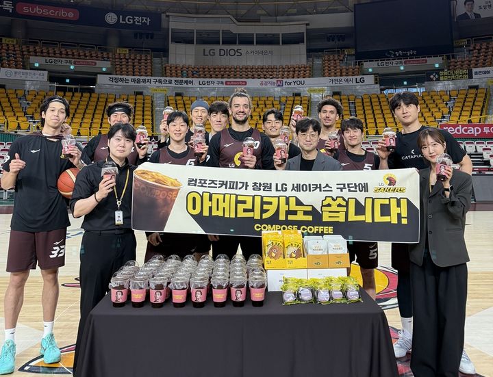 [서울=뉴시스] 컴포즈커피가 아셈 마레이 LG 세이커스 선수와 선수단, 구단 관계자를 위해 커피와 디저트를 지원했다.(사진=컴포즈커피) *재판매 및 DB 금지