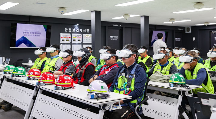 [서울=뉴시스] 현대건설이 지난 16일 광명 11R 재개발 현장에서 실시한 찾아가는 안전문회체험 교육에서 현장 근로자들이 VR 장비를 활용한 체험형 콘텐츠로 안전교육을 받고 있다. 2026.04.20. (사진=현대건설 제공) photo@newsis.com *재판매 및 DB 금지