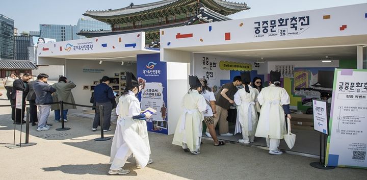 [서울=뉴시스] 궁중문화축전 중 'K-헤리티지 마켓' 모습 (사진=국가유산진흥원 제공) 2026.04.20. photo@newsis.com *재판매 및 DB 금지
