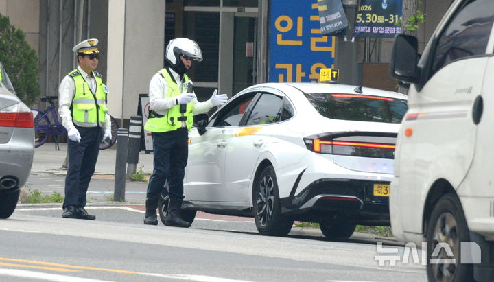 [전주=뉴시스] 김얼 기자 = 전북경찰청과 덕진경찰서 교통안전계 경찰관들이 20일 전북 전주시 덕진구 덕진광장 사거리에서 '우회전 일시정지 위반 집중단속'을 하고 있다. 2026.04.20. pmkeul@newsis.com