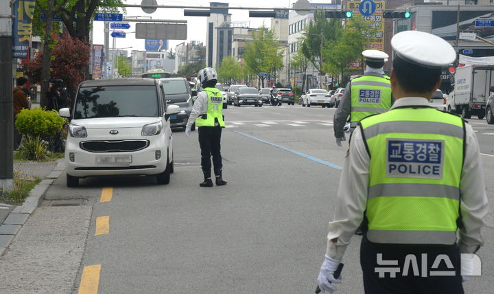 [전주=뉴시스] 김얼 기자 = 전북경찰청과 덕진경찰서 교통안전계 경찰관들이 20일 전북 전주시 덕진구 덕진광장 사거리에서 '우회전 일시정지 위반 집중단속'을 하고 있다. 2026.04.20. pmkeul@newsis.com