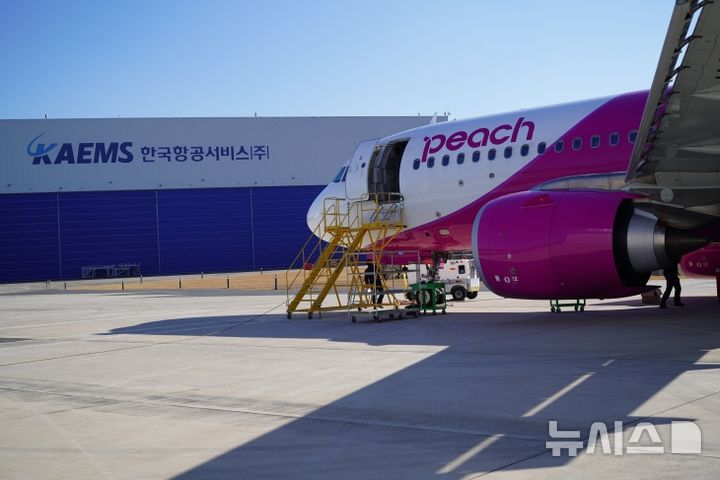 [사천=뉴시스]지난 3월30일 사천공항에 도착한 일본 국적 피치항공 소속 민항기(A320neo 기종)가 항공MRO(유지·보수·정비) 기업인 한국항공서비스㈜ 격납고 앞에 대기하고 있다.(사진=경남도 제공) 2026.04.20. photo@newsis.com