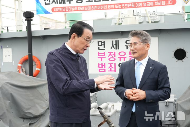 [서울=뉴시스] 노동진 수협중앙회장(왼쪽부터)과 정도근 삼천포수협 조합장은 지난 17일 삼천포수협 급유부선(바지선)을 방문해 봄철 갑오징어 등 조업기를 맞은 어업인들이 유가 상승으로 인해 조업을 포기하는 사례가 없는지 살피고 면세유 수급 현황을 집중 점검했다.