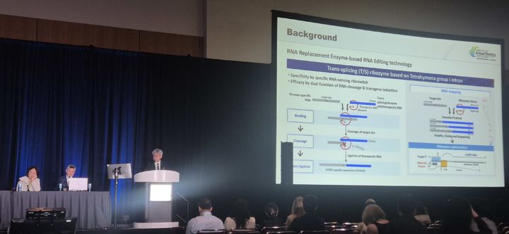 [서울=뉴시스] 알지노믹스가 지난 19일 미국 샌디에고에서 열린 미국암연구학회 'AACR 2026'에서 RNA 기반 항암제 'RZ-001'의 간세포암 대상 임상시험 중간 결과를 구두로 발표했다. (사진=알지노믹스 제공) 2026.4.20. photo@newsis.com *재판매 및 DB 금지