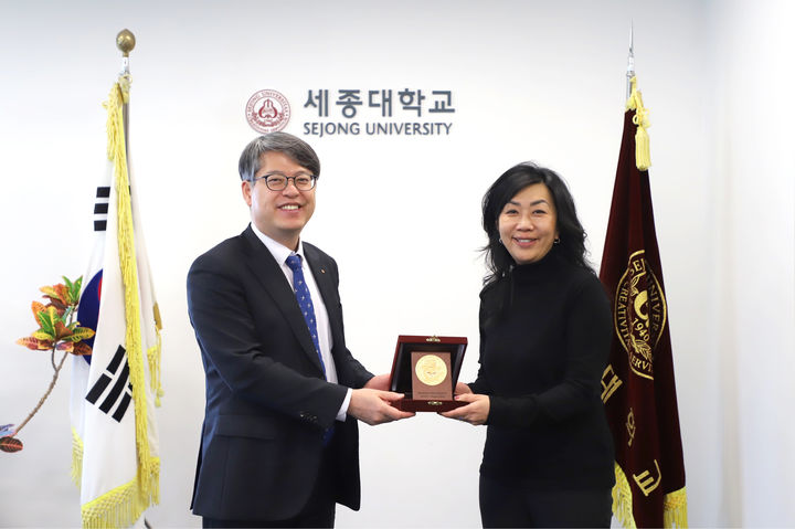 [서울=뉴시스] 엄종화(왼쪽) 세종대 총장과 신디 구베이아 쉐리단 칼리지 총장이 세종대에서 환담회 기념 사진을 촬영하고 있다. (사진=세종대 제공) 2026.04.20. photo@newsis.com *재판매 및 DB 금지