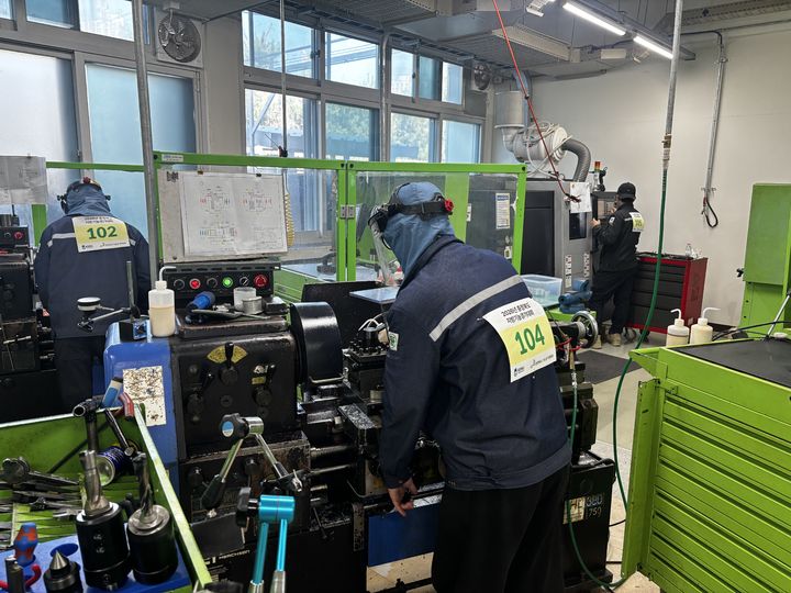 2026 충북기능경기대회에 출전한 충북 직업계고학생들이 경기를 치르고 있다. *재판매 및 DB 금지