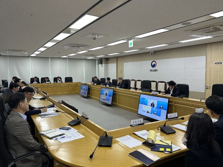 [서울=뉴시스] 김이탁 국토부 1차관은 20일 5개 지방국토관리청(서울·원주·대전·익산·부산) 청장과 화상회의를 열고 중동전쟁 장기화에 따른 마감재 등 주요 건설자재의 생산 및 수급현황 및 실제 건설 현장에 미치는 영향과 대응방안을 논의하고 있다. 2026.04.20. (사진=국토부 제공) photo@newsis.com *재판매 및 DB 금지