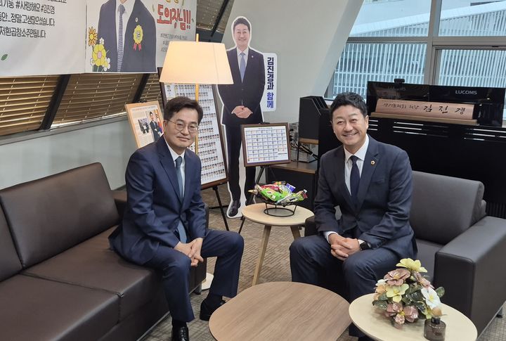 [수원=뉴시스] 이병희 기자 = 6·3 지방선거 더불어민주당 경선을 위해 예비후보 등록하며 직무가 정지됐던 김동연 경기도지사가 도전에 복귀한 20일 경기도의회에서 김진경 경기도의회 의장을 만나 기념사진을 찍고 있다. 2026.04.20. iambh@newsis.com *재판매 및 DB 금지