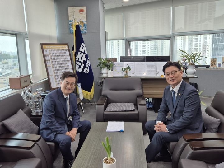 [수원=뉴시스] 이병희 기자 = 김동연 경기도지사가 도정에 복귀한 20일 최종현 경기도의회 더불어민주당 대표의원과 만나 기념사진을 찍고 있다. 2026.04.20. iambh@newsis.com *재판매 및 DB 금지