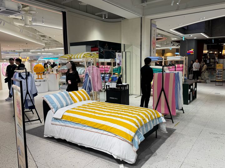 [서울=뉴시스] 김세은 인턴기자= '굿나잇 꿀잠 팝업' 현장에 전시된 다양한 기능성 패브릭으로 제작된 침구류의 모습. 2026.04.17. 