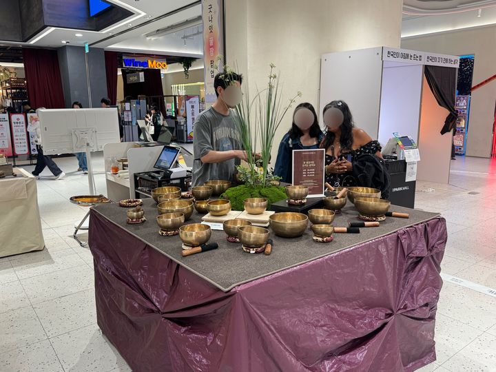 [서울=뉴시스] 김세은 인턴기자= 17일 서울 용산 아이파크몰에서 열린 '굿나잇 꿀잠 팝업'을 찾은 외국인 관광객들이 맑고 은은한 울림으로 심신 안정을 도와 숙면을 유도하는 '싱잉볼'을 직접 체험하고 있다.2026.04.17.