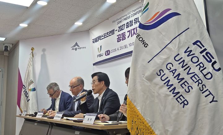 [세종=뉴시스] 송승화 기자 = 질문에 설명하는 2027 충청 유니버시아드대회 이창섭 부위원장. 2026.04.20. ssong1007@newsis.com *재판매 및 DB 금지