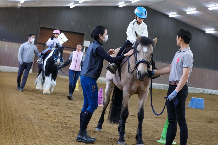 [세종=뉴시스]한국마사회가 18일 렛츠런파크서울에서 장애아동 가족과 재활의학과 의료진 등 총 21명을 초청해 '재활승마 설명회 및 체험 행사'를 개최했다. (사진=마사회 제공) *재판매 및 DB 금지