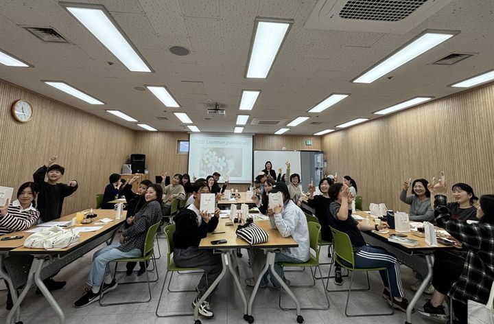 [밀양=뉴시스] 시민들이 북퍼퓸 만들기 행사에 참여하고 있다. (사진=밀양시 제공) 2026.04.20. photo@newsis.com *재판매 및 DB 금지