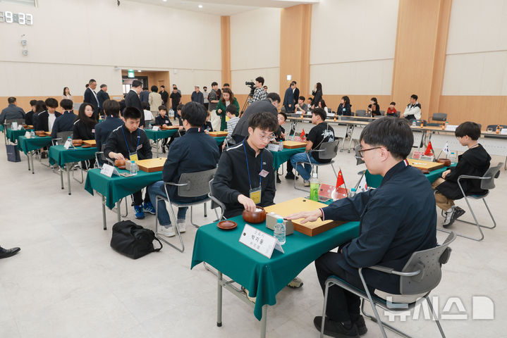 [군포=뉴시스] 군포시가 중국 취저우시와 '바둑 친선 교류전'을 열고 있다. (사진=군포시 제공). 2026.04.20.photo@newsis.com