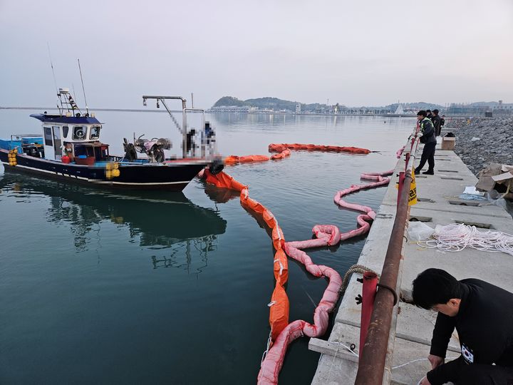 [보령=뉴시스] 보령해경이 20일 오전 홍성군 남당항에서 방제 작업을 벌이고 있다. 2026.04.20. photo@newsis.com *재판매 및 DB 금지
