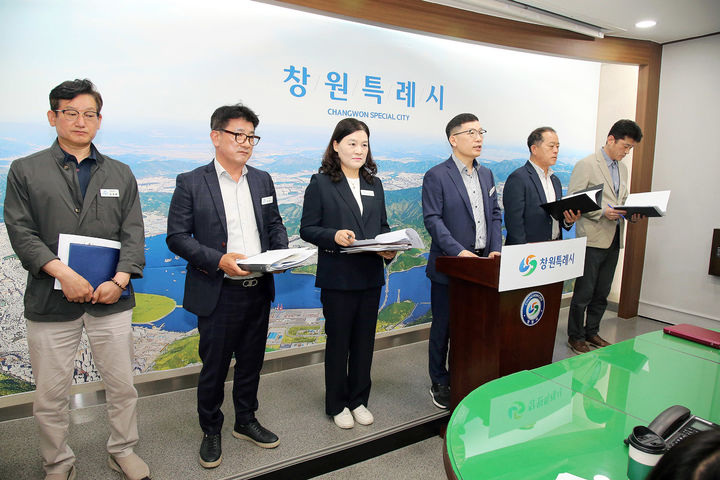 [창원=뉴시스] 강경국 기자 = 이재광 경남 창원시 도시정책국장이 20일 시청 프레스센터에서 브리핑을 하고 있다. (사진=창원시청 제공). 2026.04.20. photo@newsis.com *재판매 및 DB 금지