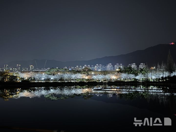 [김해=뉴시스] 주민 참여형 연지공원 정비. (사진=김해시 제공) 2026.04.20. photo@newsis.com