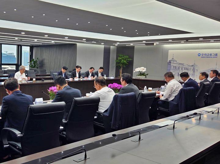 17일 서울 중구 우리금융그룹 본사에서 임종룡 회장(뒷줄 왼쪽 첫 번째) 주재로 4월 첨단전략산업금융협의회가 열리고 있다. (사진=우리금융 제공) *재판매 및 DB 금지