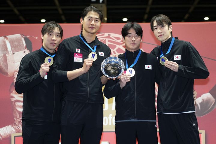 [서울=뉴시스] 박상원(왼쪽부터), 오상욱, 임재윤, 도경동으로 구성된 한국 펜싱 남자 사브르 대표팀이 19일(현지 시간) 이탈리아 파도바에서 열린 2026 FIE 이탈리아 파도바 남자 사브르 국제월드컵대회 단체전 우승을 차지했다. (사진=대한펜싱협회 제공) 2026.04.20. *재판매 및 DB 금지