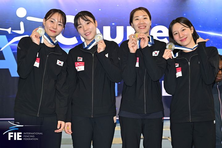 [서울=뉴시스] 최세빈(왼쪽부터), 전하영, 서지연, 김정미로 구성된 한국 펜싱 여자 사브르 대표팀이 19일(현지 시간) 그리스 아테네에서 열린 2026 FIE 그리스 아테네 여자 사브르 국제월드컵대회 단체전에서 은메달을 차지했다. (사진=대한펜싱협회 제공) 2026.04.20. *재판매 및 DB 금지