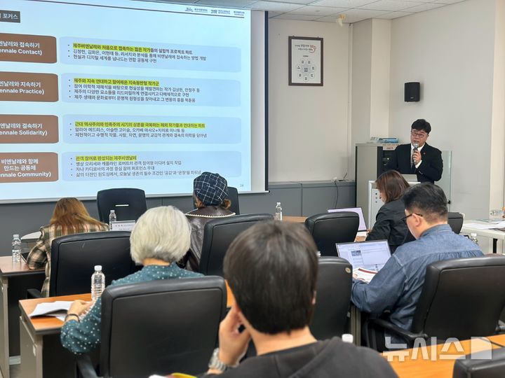 [제주=뉴시스] 김수환 기자 = 이종후 제주비엔날레 예술감독(제주도립미술관장)이 20일 오전 제주도립미술관에서 제5회 제주비엔날레 기자간담회를 열고 참여 작가와 전시 키 비주얼을 소개하고 있다. 2026.04.20. notedsh@newsis.com