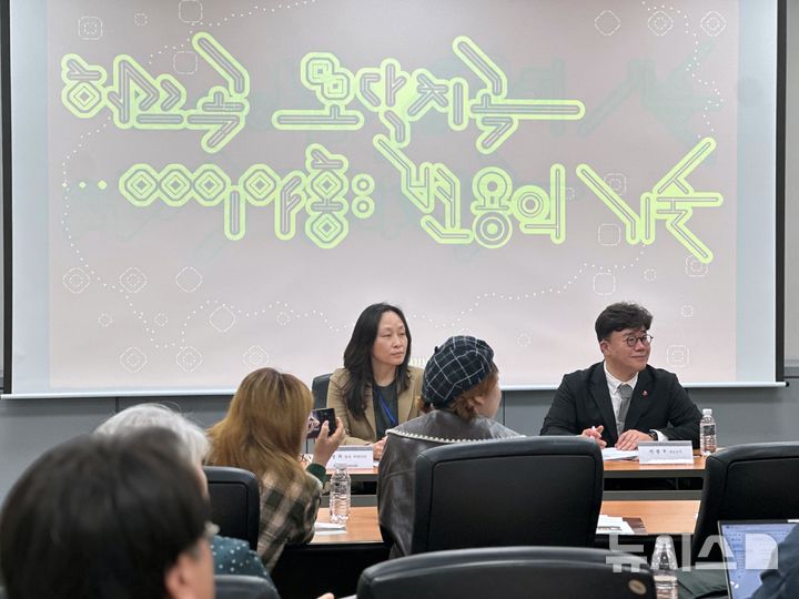 [제주=뉴시스] 김수환 기자 = 이종후 제주비엔날레 예술감독(제주도립미술관장·오른쪽)과 이병희 총괄 큐레이터가 20일 오전 제주도립미술관에서 제5회 제주비엔날레 기자간담회를 열고 기자단 질문을 받고 있다. 2026.04.20. notedsh@newsis.com