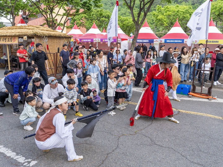 [의령=뉴시스]의병체험에 집중하는 어린이들. (사진=의령군 제공) 2026.04.20. photo@newsis.com *재판매 및 DB 금지