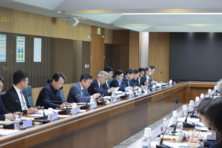 [서울=뉴시스] 주택도시보증공사(HUG)는 20일 오전 최인호 사장 주재로 중동상황 대응을 위한 긴급 현안점검회의를 개최했다. (사진= HUG 제공) photo@newsis.com