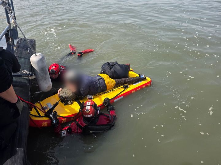 [인천=뉴시스] 지난 18일 인천 중구 씨사이드파크 인근 갯벌에서 해루질 하다 고립된 시민을 인천구조대에서 구조하고 있다. (사진=인천해경 제공) 2026.04.20. photo@newsis.com *재판매 및 DB 금지