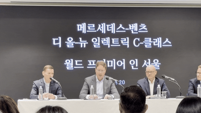 [서울=뉴시스] 류인선 기자 = 올라 칼레니우스(왼쪽 두번쨰) 메르세데스-벤츠그룹 회장이 20일 오전 서울 강남구 안다즈 호텔에서 기자간담회를 진행하고 있다. 2026.4.20. photo@newsis.com *재판매 및 DB 금지