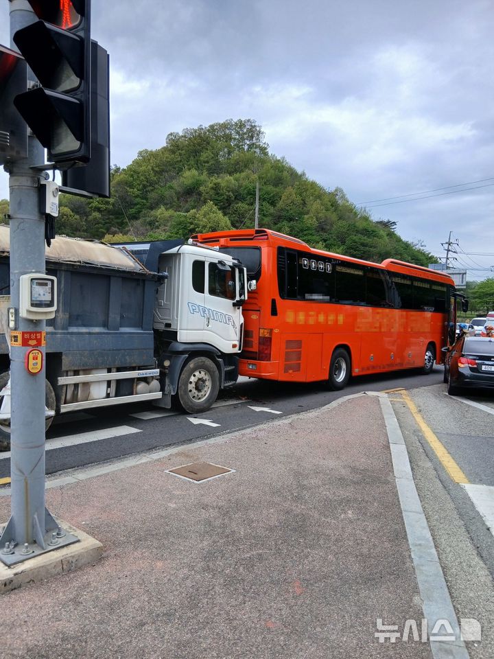 [옥천=뉴시스] 20일 오전 충북 옥천군의 한 삼거리에서 화물차가 앞서가던 45인승 버스를 들이받아 코레일 교육생 등 26명이 다쳤다. (사진= 옥천소방서 제공) 2026.04.20. photo@newsis.com *재판매 및 DB 금지