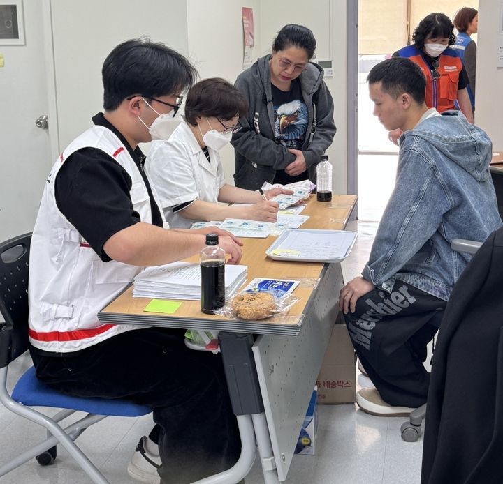 [화성=뉴시스] 화성시 자원봉사자와 의료진들이 19일 만세구보건소에서 외국인주민을 대상으로 무료진료를 하고 있다. (사진=화성시 제공) 2026.04.20. photo@newsis.com *재판매 및 DB 금지