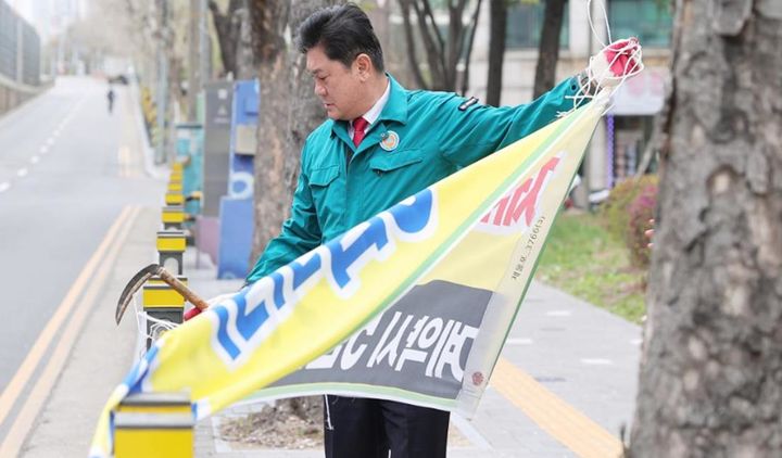 불법 분양 현수막을 정비하는 이영훈 미추홀구청장. (사진=미추홀구 제공) 2026.04.20. photo@newsis.com *재판매 및 DB 금지