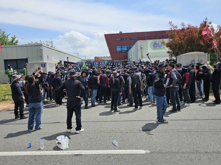 [진주=뉴시스]진주시 정촌면 물류센터 사고현장에 경찰과 노조가 대치하고 있다.(사진=독자 제공).2026.04.20.photo@newsis.com *재판매 및 DB 금지