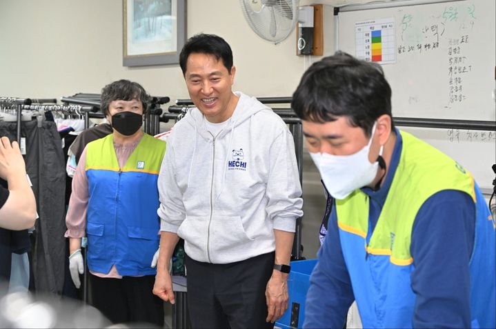 [서울=뉴시스] 20일(월) 굿윌스토어 1호점을 찾은 오세훈 서울시장이 현장을 점검하고 있다. (사진=서울시 제공) 2026.04.20. *재판매 및 DB 금지