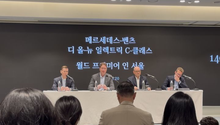 [서울=뉴시스] 류인선 기자 = 올라 칼레니우스(왼쪽 두번째) 메르세데스-벤츠그룹 회장이 20일 서울 강남구 안다즈 호텔에서 기자간담회를 진행하고 있다. 2026.4.20. photo@newsis.com *재판매 및 DB 금지